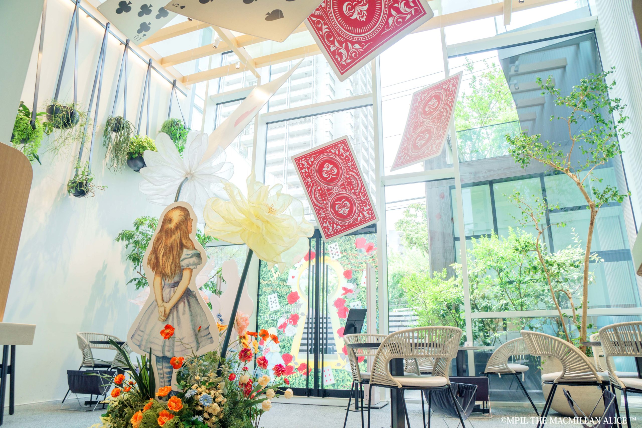 チャコット代官山本店「不思議の国のアリス」装飾